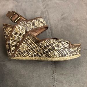 Platform sandals with geometric patterns
